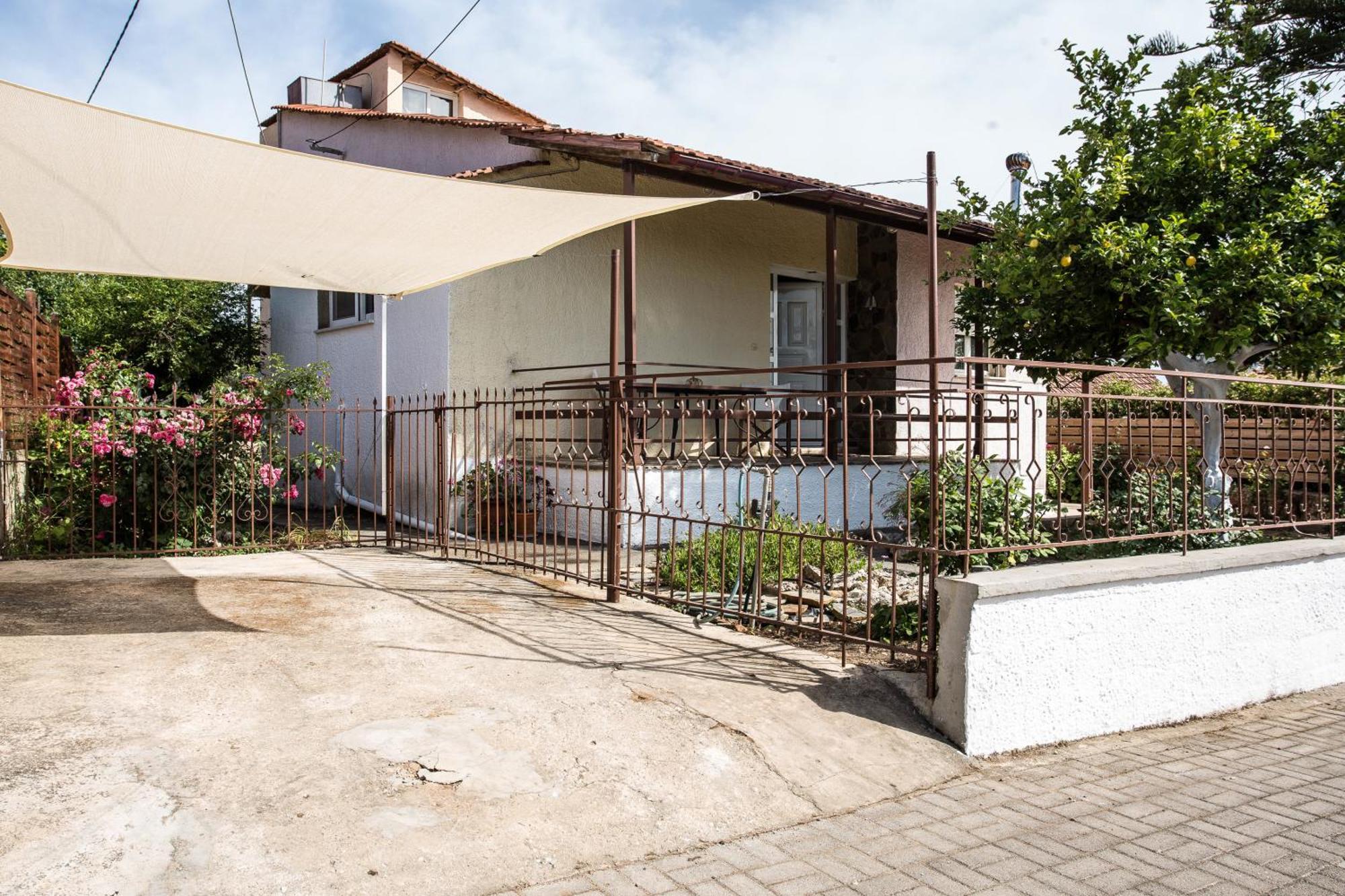 Kamera House Khordhakion Exterior photo
